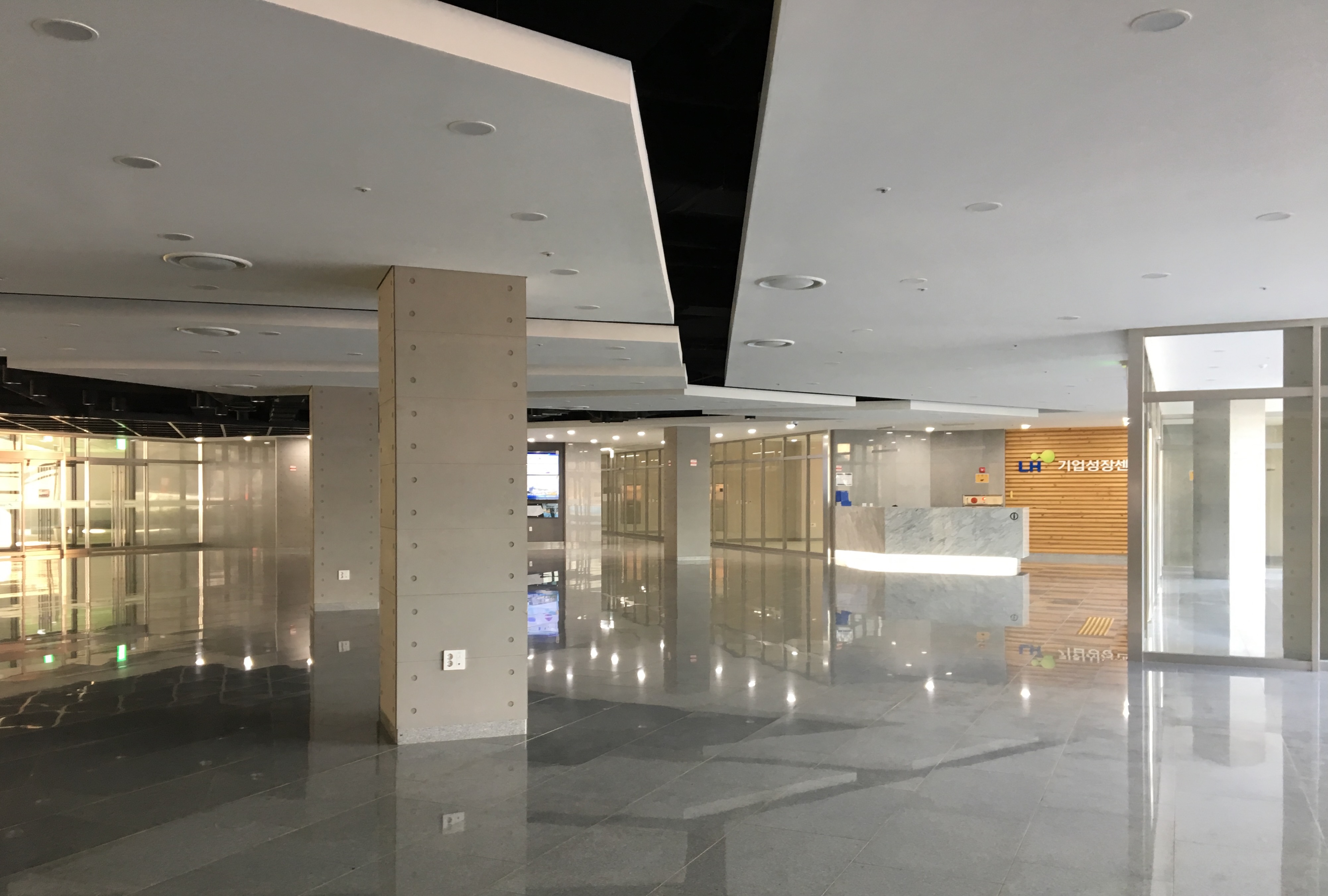 Exterior courtyard view of the Pangyo 2nd Techno Valley Enterprise Growth Support Center